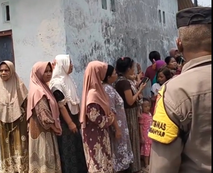Warga Desa Kayugeritan berkumpul di depan rumah Dayat dan Darmi menunggu kedatangan Gubernur Jawa Tengah dan Plt Bupati Sukirman, Kamis (3/9/26).