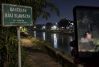 Viral vidio asusila sejoli direkam warga di bantaran Kali Slamaran dan beredar luas di media sosial menjadi perhatian, Jumat (4/9/26). Foto: Ilustrasi AI