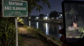 Viral vidio asusila sejoli direkam warga di bantaran Kali Slamaran dan beredar luas di media sosial menjadi perhatian, Jumat (4/9/26). Foto: Ilustrasi AI