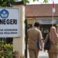 Plt Bupati Pekalongan memastikan tim gabungan dari Disdik, BKD dan BKPSDM akan menindaklanjuti sanksi yang bakal diberikan kepada oknum kepala sekolah dan guru yang terlibat dalam perbuatan vidio tidak senonoh yang dilakukan keduanya di sekolah, Senin (7/9/26). Foto: Ilustrasi AI