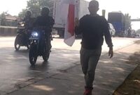 Johan Kurniawan berjalan di jalur Pantura Tegal menuju Jakarta demi memperjuangkan keadilan bagi anaknya, Jumat (4/9/26).