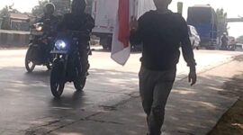 Johan Kurniawan berjalan di jalur Pantura Tegal menuju Jakarta demi memperjuangkan keadilan bagi anaknya, Jumat (4/9/26).