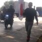 Johan Kurniawan berjalan di jalur Pantura Tegal menuju Jakarta demi memperjuangkan keadilan bagi anaknya, Jumat (4/9/26).