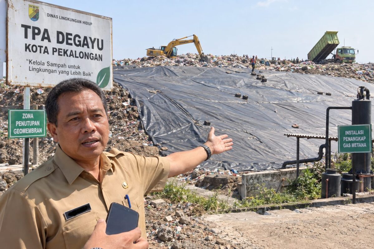 Penutupan tumpukan sampah di TPA Degayu Kota Pekalongan dengan geomembran baru mencapai 47 persen dengan target 90 persen sampai tahun ini, Sabtu (5/9/26). Foto Ilustrasi AI