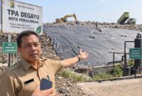 Penutupan tumpukan sampah di TPA Degayu Kota Pekalongan dengan geomembran baru mencapai 47 persen dengan target 90 persen sampai tahun ini, Sabtu (5/9/26). Foto Ilustrasi AI
