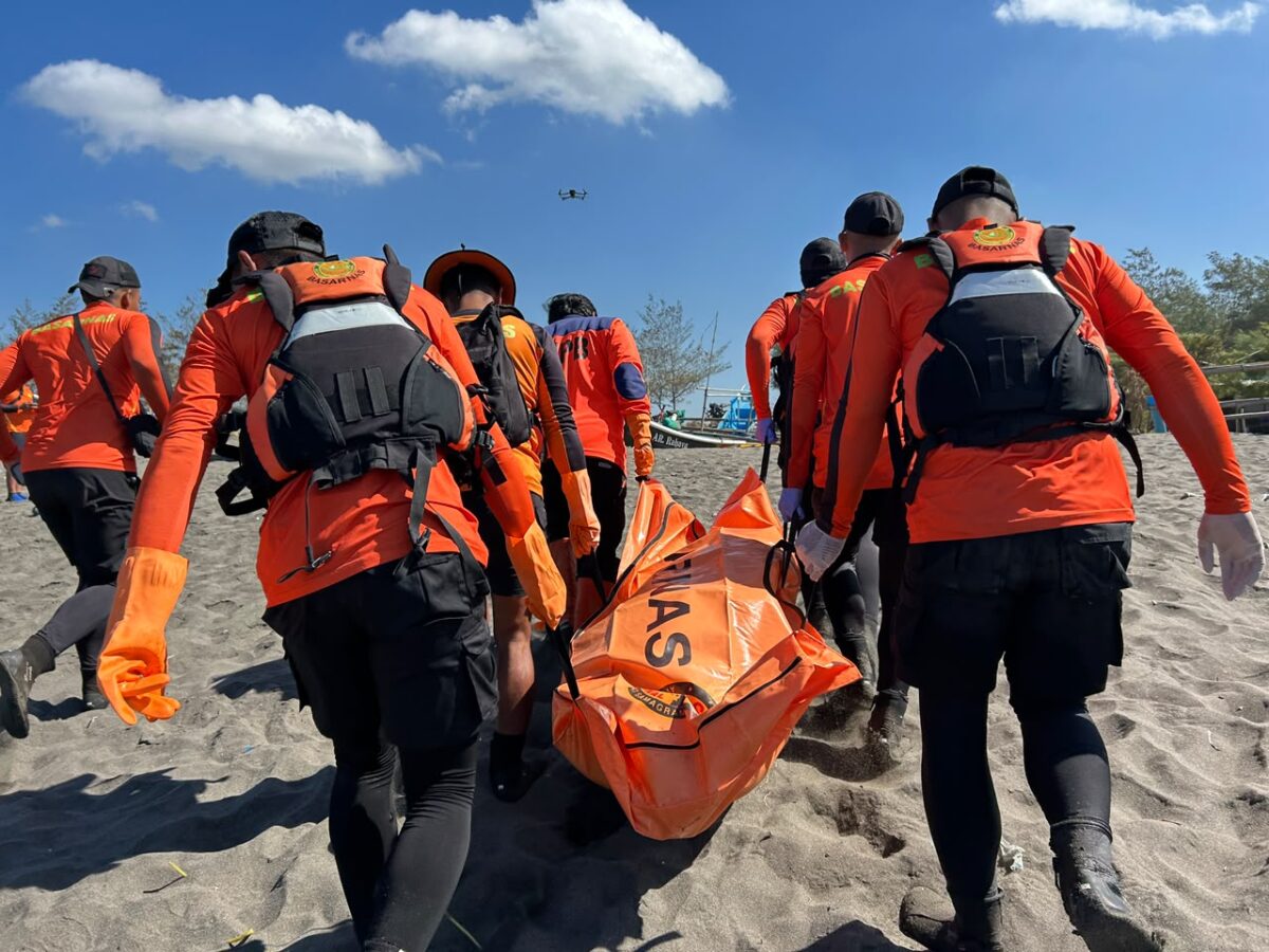 Tim SAR mengevakuasi korban tenggelam setelah ditemukan nelayan di perairan Pantai Brecong, Sabtu (5/9/26). Foto: Istimewa
