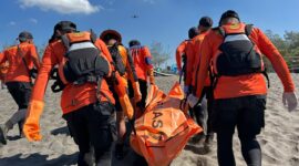 Tim SAR mengevakuasi korban tenggelam setelah ditemukan nelayan di perairan Pantai Brecong, Sabtu (5/9/26). Foto: Istimewa