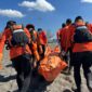 Tim SAR mengevakuasi korban tenggelam setelah ditemukan nelayan di perairan Pantai Brecong, Sabtu (5/9/26). Foto: Istimewa
