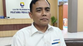 Kepala KPP Pratama Pekalongan Nugroho Nurcahyono saat memberikan keterangan terkait surat klarifikasi transaksi Rp1,7 miliar yang diterima warga Desa Kalirejo Talun, Senin (7/9/26).
