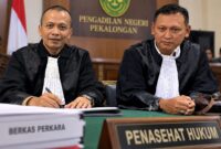 Tim penasehat hukum AHF yang baru dalam sidang perdana pokok perkara dugaan kekerasan seksual di PN Pekalongan, Senin (7/9/26). Foto: Istimewa & Ilustrasi AI