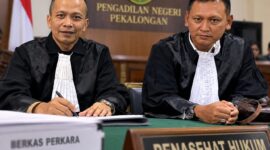 Tim penasehat hukum AHF yang baru dalam sidang perdana pokok perkara dugaan kekerasan seksual di PN Pekalongan, Senin (7/9/26). Foto: Istimewa & Ilustrasi AI