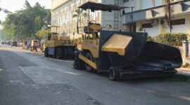 Jalan di depan kantor bupati dan DPRD Pekalongan diaspal ulang meski kondisi masih layak diprotes warga, Senin (7/8/26). Foto: Istimewa