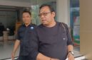 Sekretaris DPC Partai Gerindra Kabupaten Pekalongan Andung Supriyagi keluar Gedung Kejari setempat usai diperiksa penyidik Kejati, Selasa (8/9/26). Foto: Istimewa