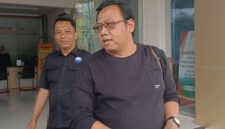 Sekretaris DPC Partai Gerindra Kabupaten Pekalongan Andung Supriyagi keluar Gedung Kejari setempat usai diperiksa penyidik Kejati, Selasa (8/9/26). Foto: Istimewa