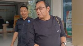 Sekretaris DPC Partai Gerindra Kabupaten Pekalongan Andung Supriyagi keluar Gedung Kejari setempat usai diperiksa penyidik Kejati, Selasa (8/9/26). Foto: Istimewa