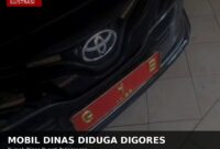 Mobil dinas Bupati Pekalongan dirusak dengan cara digores bodinya oleh orang tidak dikenal, Selasa (8/9/26). Foto: Istimewa & Ilustrasi AI