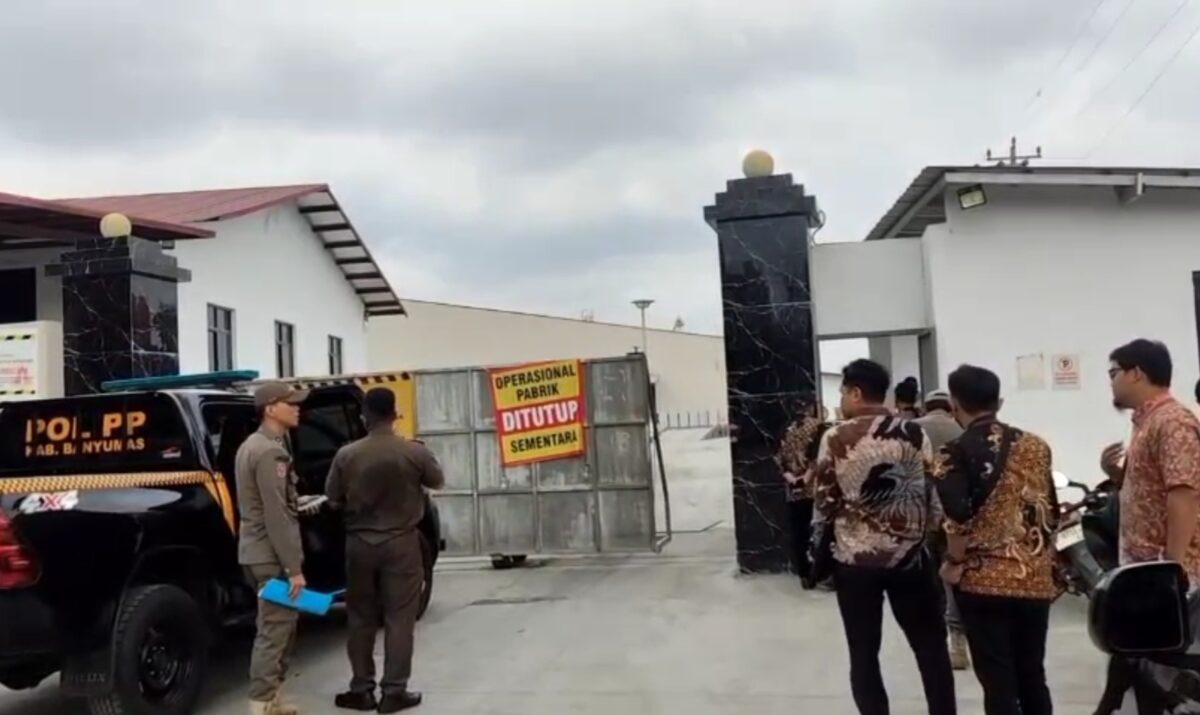 Pemkab Banyumas saat melakukan sidak pabrik bata ringan PT IKN di Desa Losari, Selasa (8/9/26). Foto: Istimewa