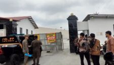 Pemkab Banyumas saat melakukan sidak pabrik bata ringan PT IKN di Desa Losari, Selasa (8/9/26). Foto: Istimewa