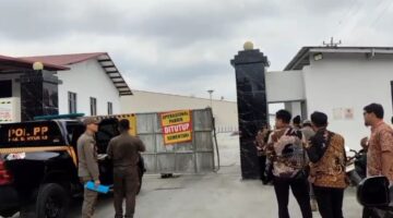 Pemkab Banyumas saat melakukan sidak pabrik bata ringan PT IKN di Desa Losari, Selasa (8/9/26). Foto: Istimewa