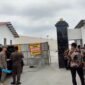 Pemkab Banyumas saat melakukan sidak pabrik bata ringan PT IKN di Desa Losari, Selasa (8/9/26). Foto: Istimewa