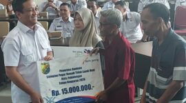 Wali Kota Pekalongan Afzan Arslan Djunaid menyerahkan bantuan RTLH kepada penerima, Rabu (9/9/26). Foto: Istimewa