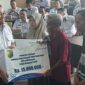 Wali Kota Pekalongan Afzan Arslan Djunaid menyerahkan bantuan RTLH kepada penerima, Rabu (9/9/26). Foto: Istimewa