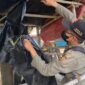 Petugas Satpol PP menertibkan bilik liar di kawasan Pantai Cemoro Sewu setelah mendapatkan laporan masyarakat, Rabu (9/10/26). Foto: Istimewa