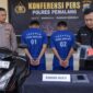 Dua tersangka pelaku kejahatan dengan modus perkenalan di media sosial yang berujung membawa kabur motor dan telpon genggam milik korbannya diamankan jajaran Polres Pemalang, Jumat (11/9/26). Foto: Ilustrasi