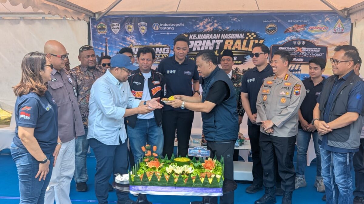 Irjen Pol Agus Suryonugroho Pembina Bintang Automotif yang menjadi penyelenggara event otomotif Sprint Rally Rd.4 menyerahkan potongan tumpeng kepada Bupati Batang M Faiz Kurniawan saat konferensi pers di KEK Indutropolis Batang, Jumat (11/9/26).