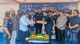 Irjen Pol Agus Suryonugroho Pembina Bintang Automotif yang menjadi penyelenggara event otomotif Sprint Rally Rd.4 menyerahkan potongan tumpeng kepada Bupati Batang M Faiz Kurniawan saat konferensi pers di KEK Indutropolis Batang, Jumat (11/9/26).