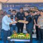 Irjen Pol Agus Suryonugroho Pembina Bintang Automotif yang menjadi penyelenggara event otomotif Sprint Rally Rd.4 menyerahkan potongan tumpeng kepada Bupati Batang M Faiz Kurniawan saat konferensi pers di KEK Indutropolis Batang, Jumat (11/9/26).