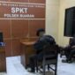Kakak beradik pedagang sosis asal Kabupaten Purbalingga melapor ke polisi setelah menjadi korban pengeroyokan oleh belasan pemuda di acara karnaval Simbangkulon, Jumat (11/9/26).