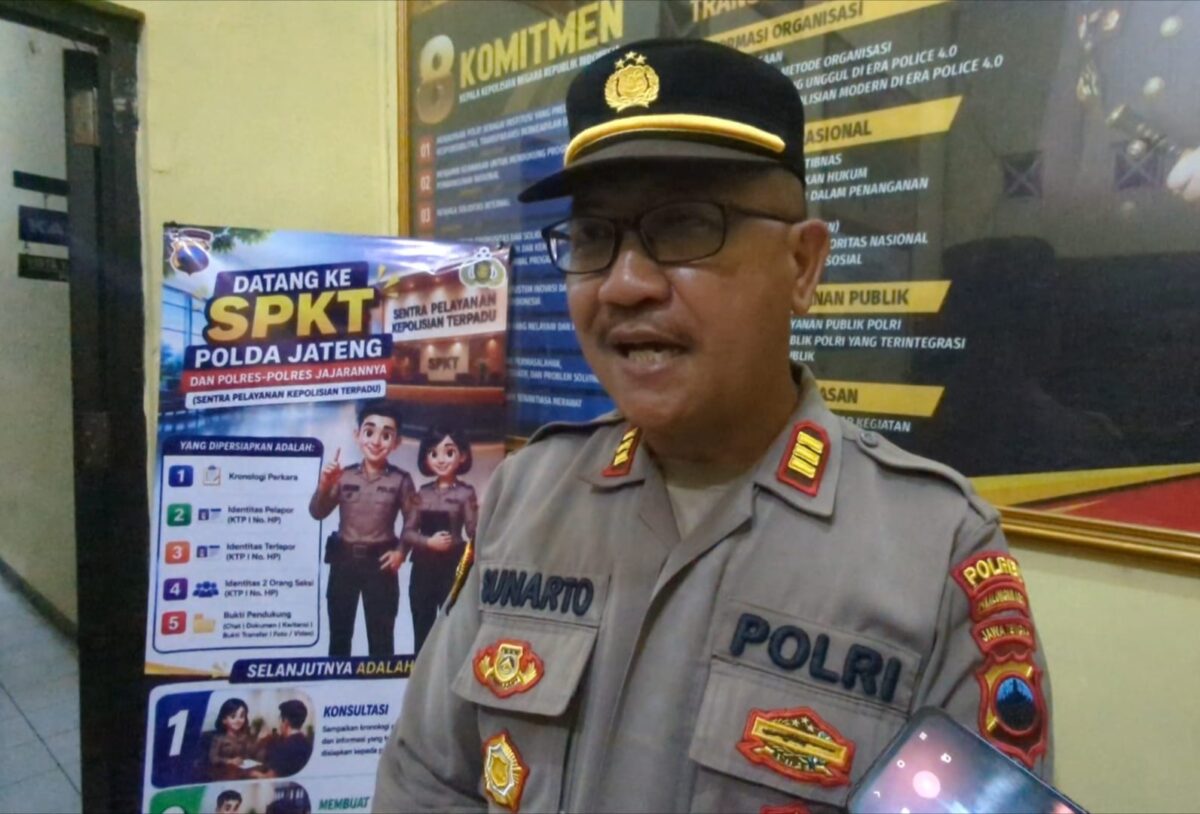 Kapolsek Buaran AKP Sunarto memberikan penjelasan terkait dugaan korban peserta karnaval meninggal dunia kepada wartawan di kantornya, Jumatan (11/9/26) malam.