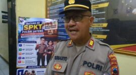 Kapolsek Buaran AKP Sunarto memberikan penjelasan terkait dugaan korban peserta karnaval meninggal dunia kepada wartawan di kantornya, Jumatan (11/9/26) malam.