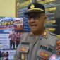 Kapolsek Buaran AKP Sunarto memberikan penjelasan terkait dugaan korban peserta karnaval meninggal dunia kepada wartawan di kantornya, Jumatan (11/9/26) malam.