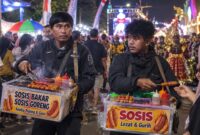 Gita Firmansyah dan adiknya Iqbal Rehan berjualan sosis di berbagai daerah di Jawa Tengah saat ada keramaian, Foto: Ilustrasi AI