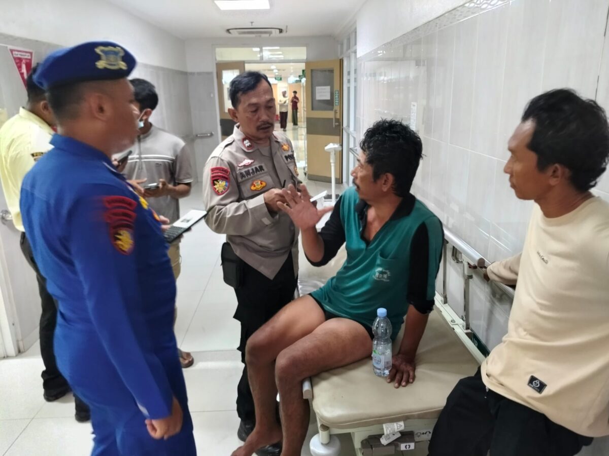 Budi Riyanto (51) nelayan yang selamat dari hantaman ombak di muara Pelabuhan Pekalongan sedang dimintai keterangan oleh polisi, Sabtu (12/9/26).