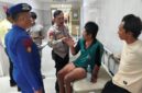 Budi Riyanto (51) nelayan yang selamat dari hantaman ombak di muara Pelabuhan Pekalongan sedang dimintai keterangan oleh polisi, Sabtu (12/9/26).