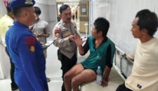 Budi Riyanto (51) nelayan yang selamat dari hantaman ombak di muara Pelabuhan Pekalongan sedang dimintai keterangan oleh polisi, Sabtu (12/9/26).