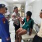 Budi Riyanto (51) nelayan yang selamat dari hantaman ombak di muara Pelabuhan Pekalongan sedang dimintai keterangan oleh polisi, Sabtu (12/9/26).