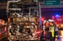 Polisi menunjukkan bagian belakang Po Bus Tunas Muda yang terbakar di KM 350 Tol Semarang - Batang, Minggu (13/9/26) pagi. Foto: Istimewa & Ilustrasi AI