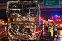 Polisi menunjukkan bagian belakang Po Bus Tunas Muda yang terbakar di KM 350 Tol Semarang - Batang, Minggu (13/9/26) pagi. Foto: Istimewa & Ilustrasi AI