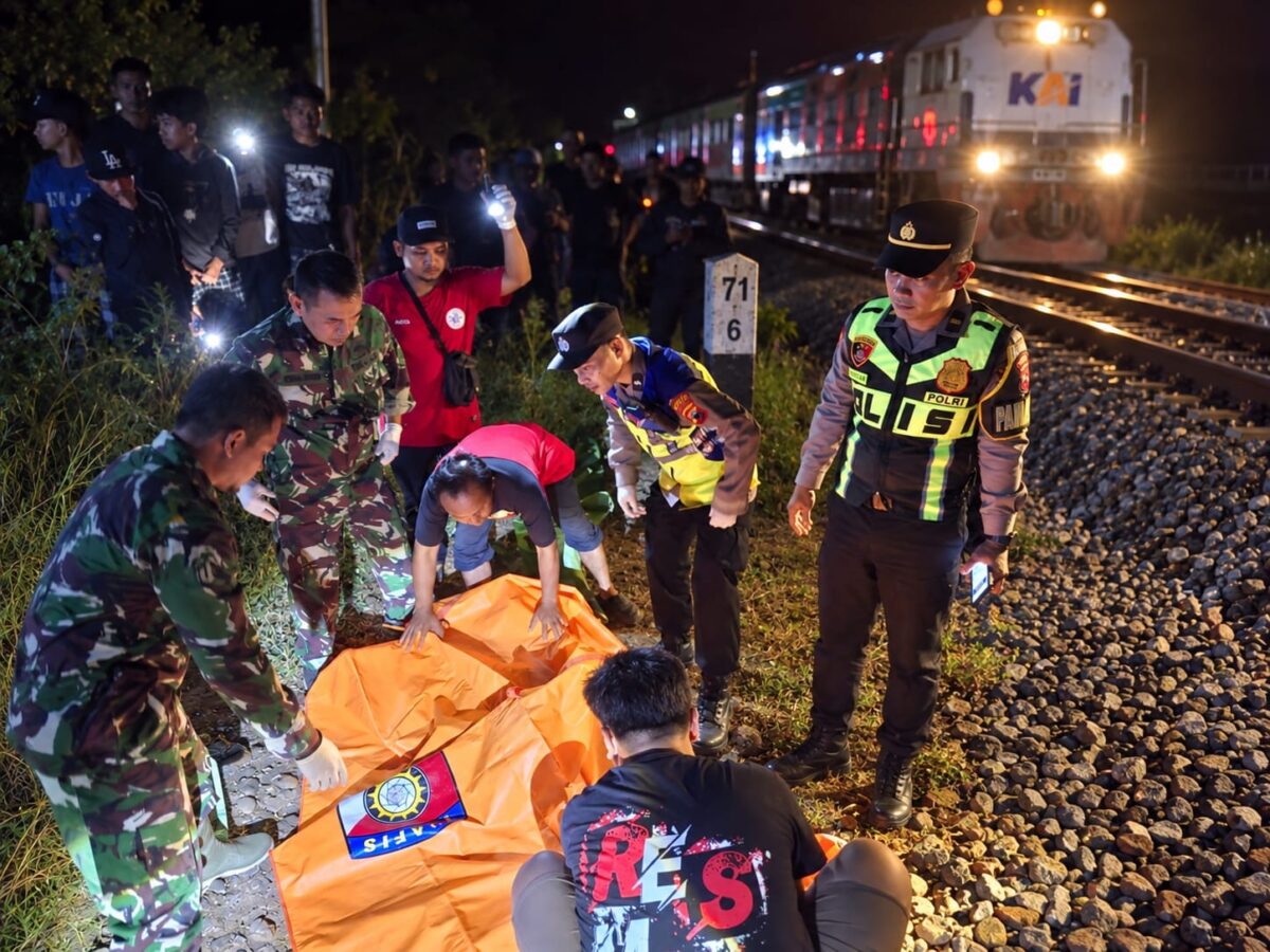 Lansia yang bekerja sebagai petani di Batang dilaporkan tewas tertemper kereta api saat berjalan di rel Desa Ponowareng, Sabtu (12/9/26). Foto: Istimewa & AI