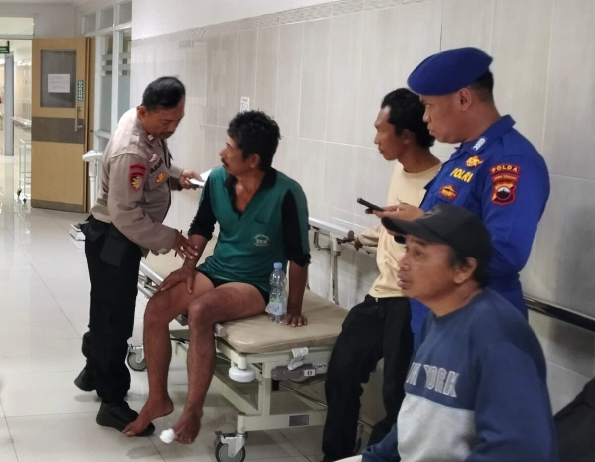 Budi Riyanto korban selamat kecelakaan kapal di muara Pelabuhan Pekalongan sedang dimintai keterangan usai dirawat di IGD RS Budirahayu, Sabtu (12/9/26).