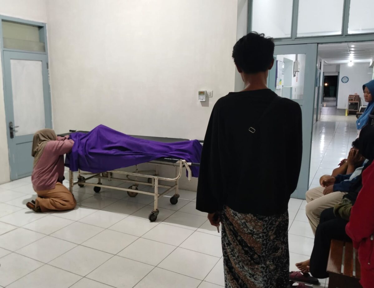 Jenazah Muhayat saat masih berada di ruangan kamar mayat RS Budirahayu, Sabtu (12/9/26).