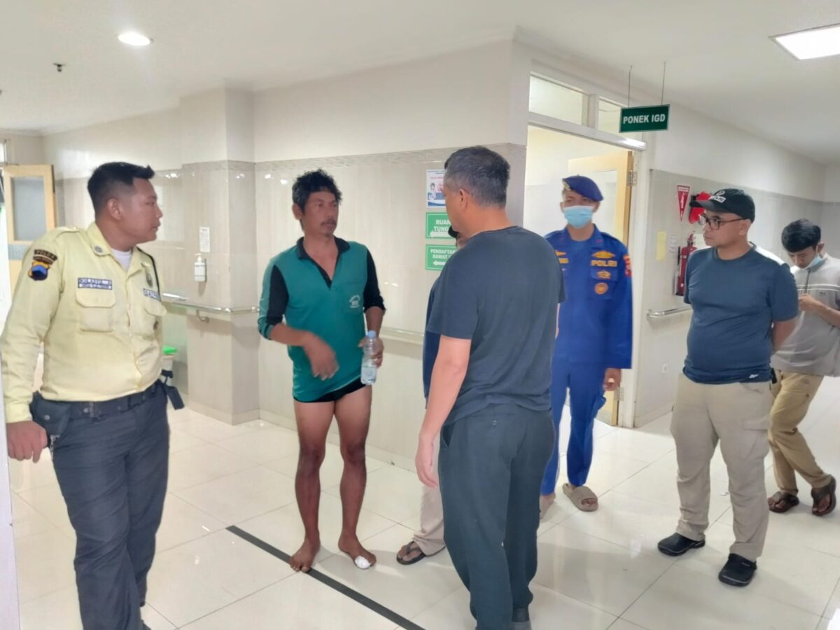 Budi Riyanto rekan dari Muhayat yang menjadi korban meninggal setelah kapalnya pecah dihantam ombak di muara Pelabuhan Pekalongan, Sabtu (12/9/26).