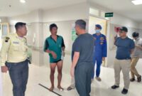 Budi Riyanto rekan dari Muhayat yang menjadi korban meninggal setelah kapalnya pecah dihantam ombak di muara Pelabuhan Pekalongan, Sabtu (12/9/26).
