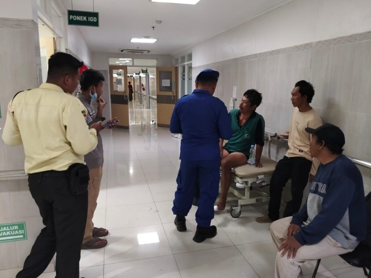 Budi Riyanto nelayan korban kapal karam di muara Pelabuhan Pekalongan sedang dimintai keterangan oleh polisi, Sabtu (12/9/26) malam.