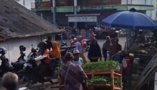 Suasana pagi di Pasar Mukti Makmur Desa Karangpucung yang masih menyimpan persoalan sewa kios dan menjadi keluhkan pedagang, Selasa (15/9/26). Foto: Istimewa