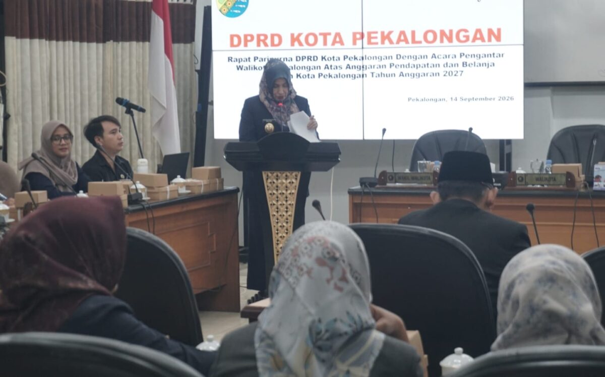Wakil Wali Kota Pekalongan Bilqis membacakan Pengantar Nota Keuangan Rancangan APBD 2027 dalam rapat paripurna DPRD, Senin (14/9/26).